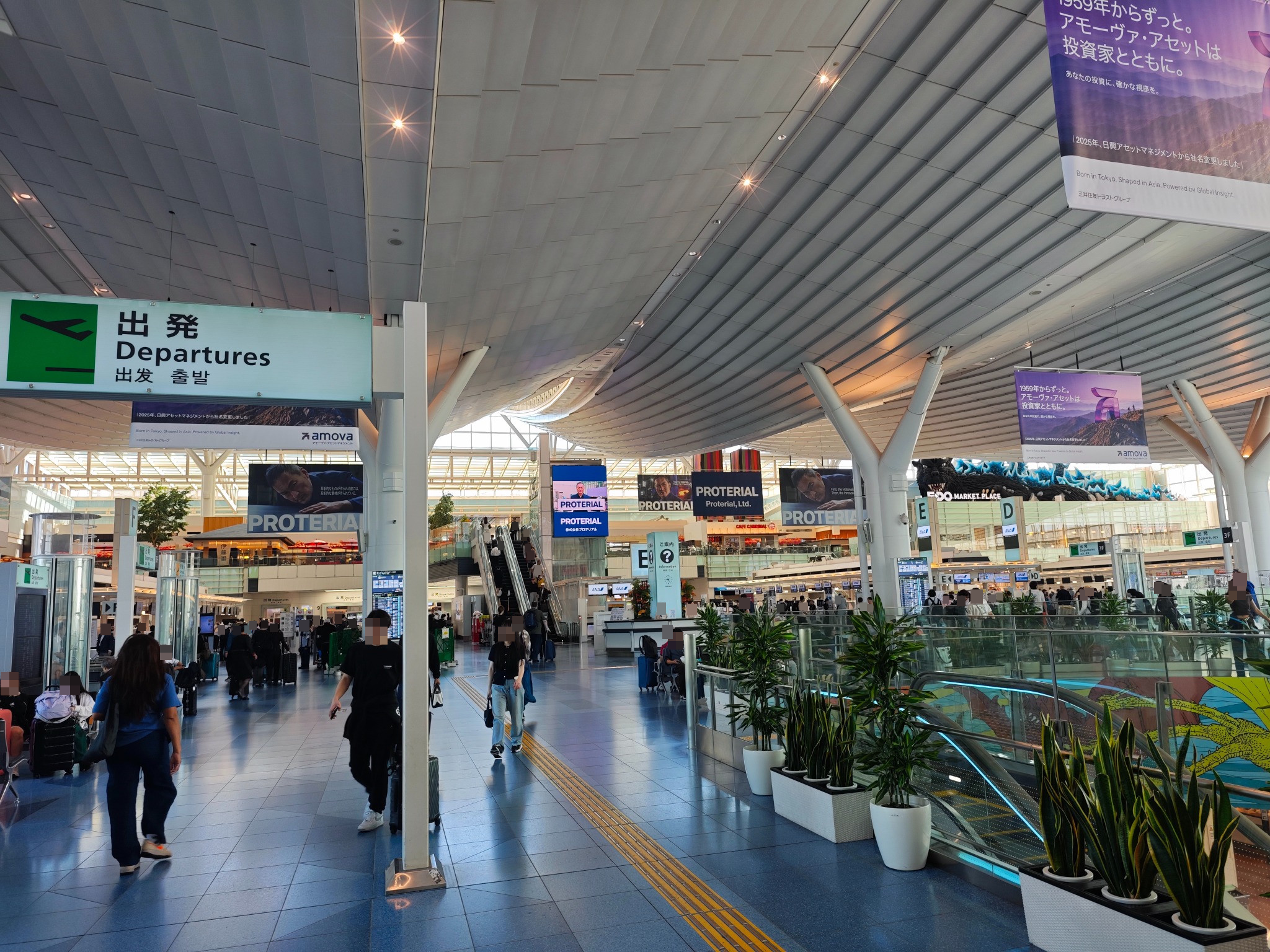 羽田空港第3ターミナルの出発ロビー。大きな出発案内と曲線の天井、チェックインフロアの風景