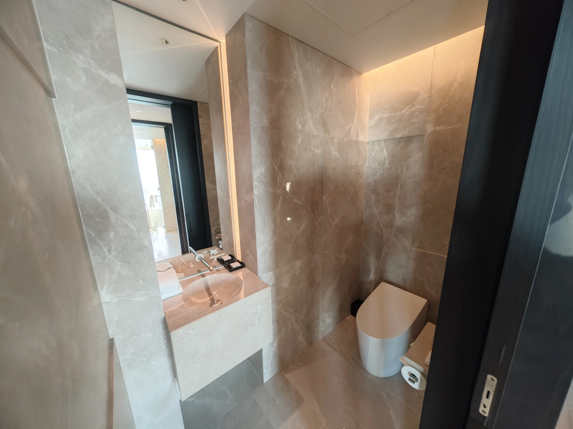 客室のトイレと小型洗面台(2025年下半期)