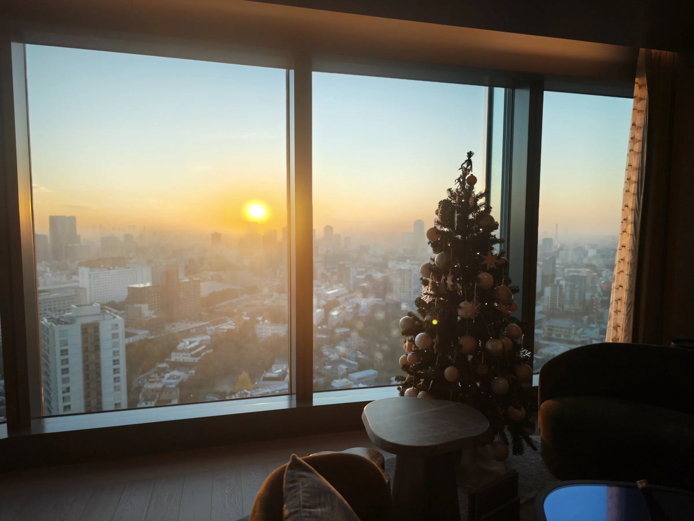 窓際の夕景と家具(2025年下半期)