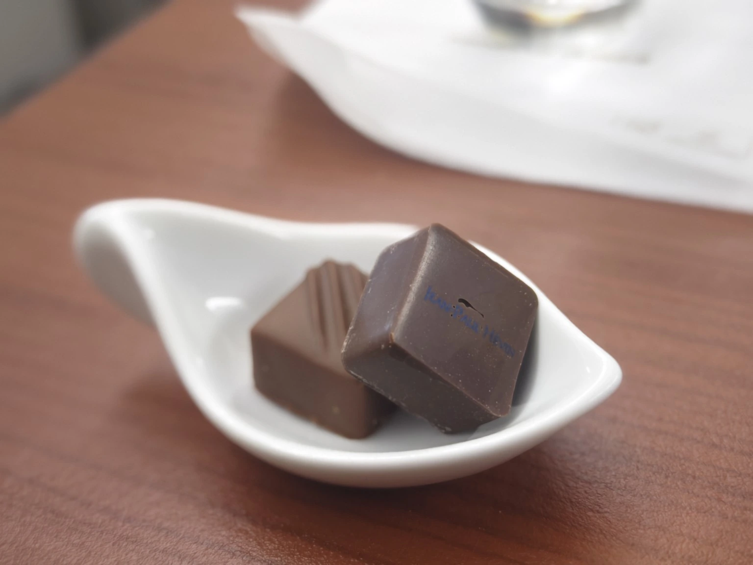 食後には、JEAN-PAUL HÉVINのチョコレートも追加で。