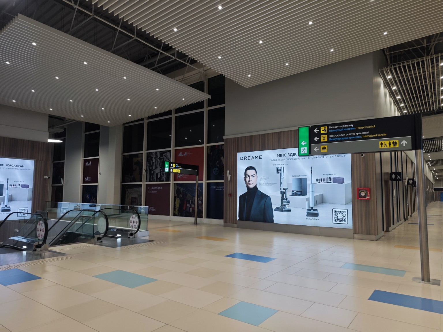 アルマトイ空港の入国審査へ向かう案内