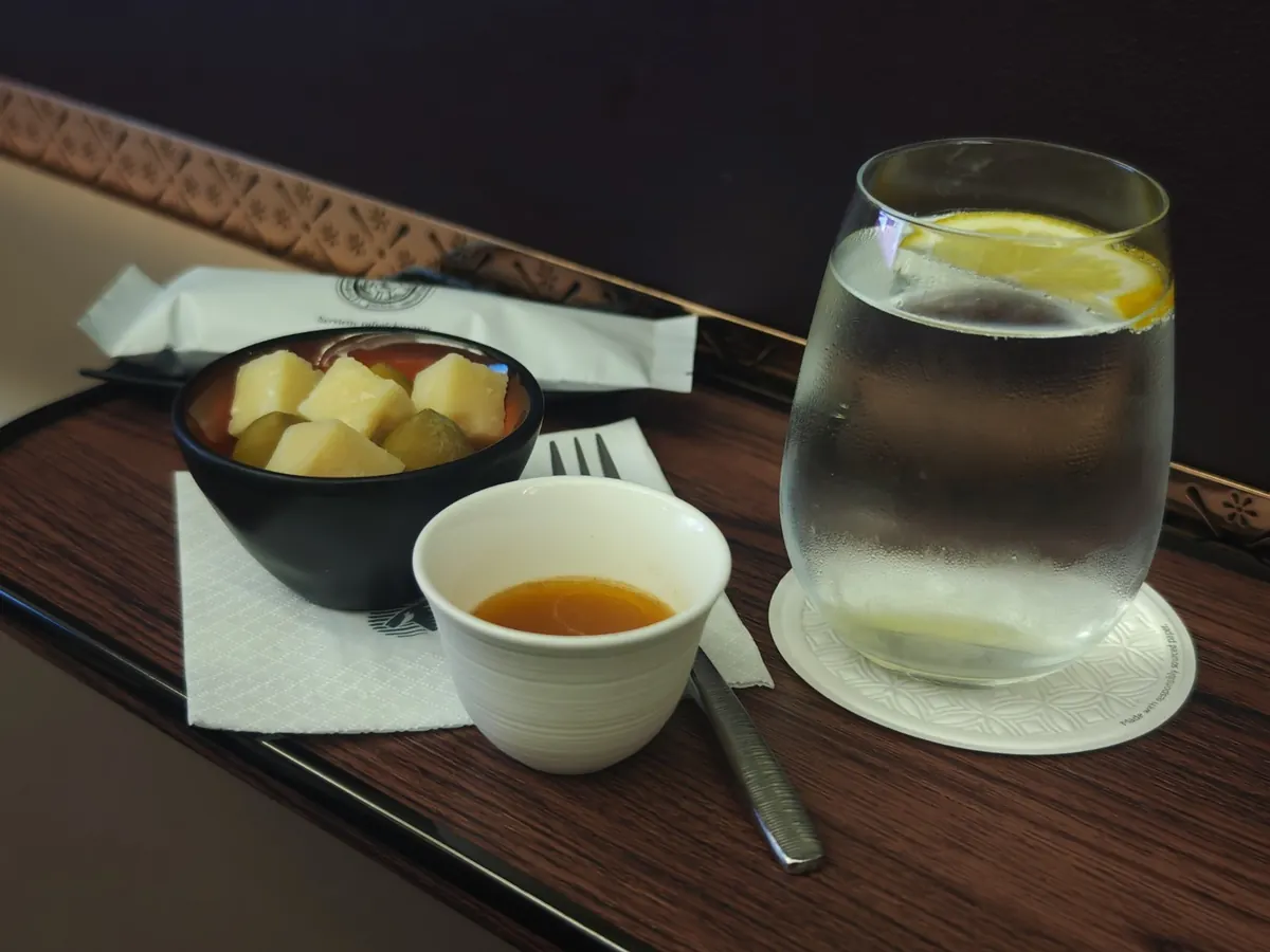 搭乗時に提供された飲み物と軽いおつまみ