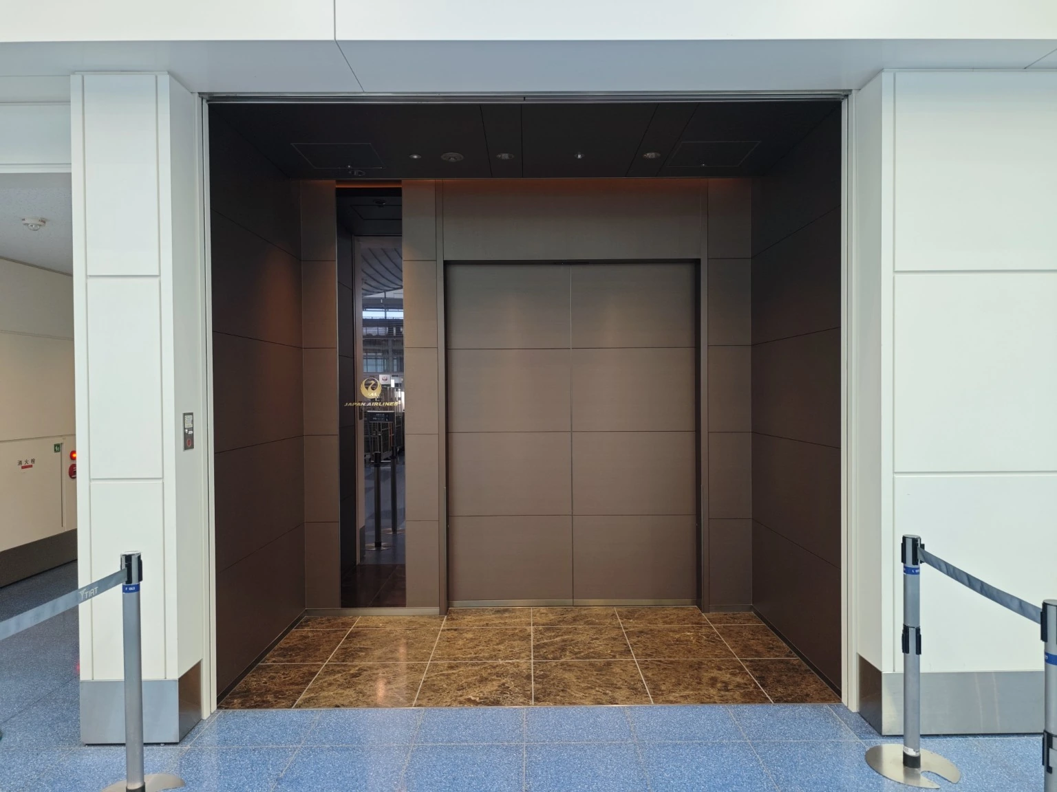 JAL First Class Entranceの入口は、落ち着いた佇まい。