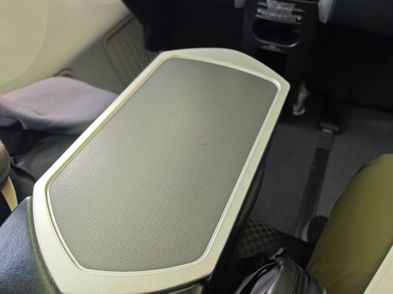 JAL SHELL FLAT NEOの共用テーブル