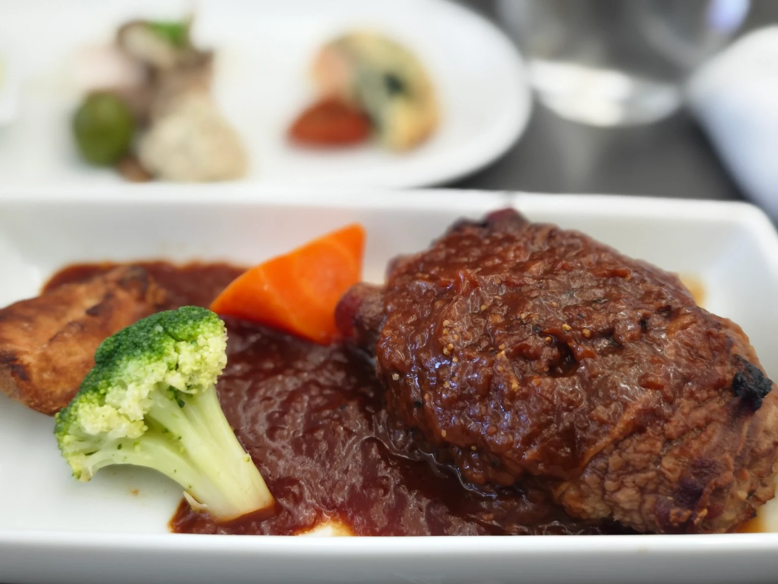 肉巻き粗挽きハンバーグ エスパニョールソース