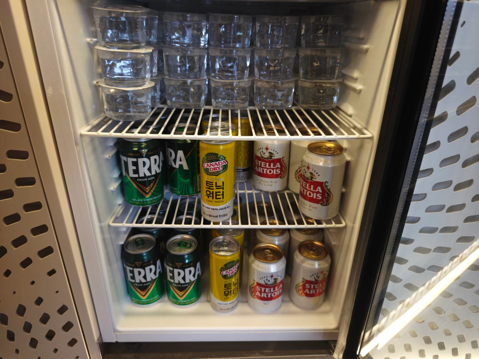 冷蔵庫にはビールや炭酸飲料などが用意されていました