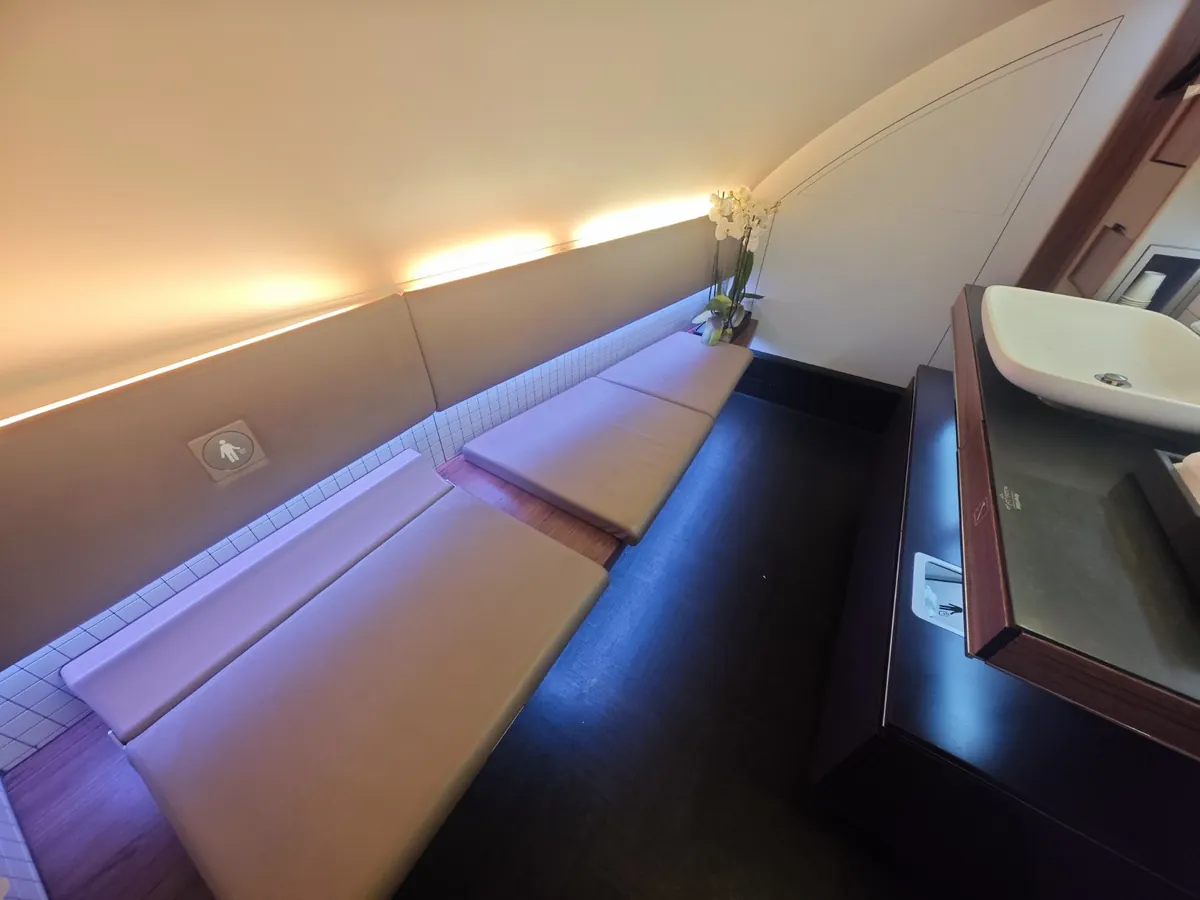 ベンチ状スペースを備えたA380の化粧室