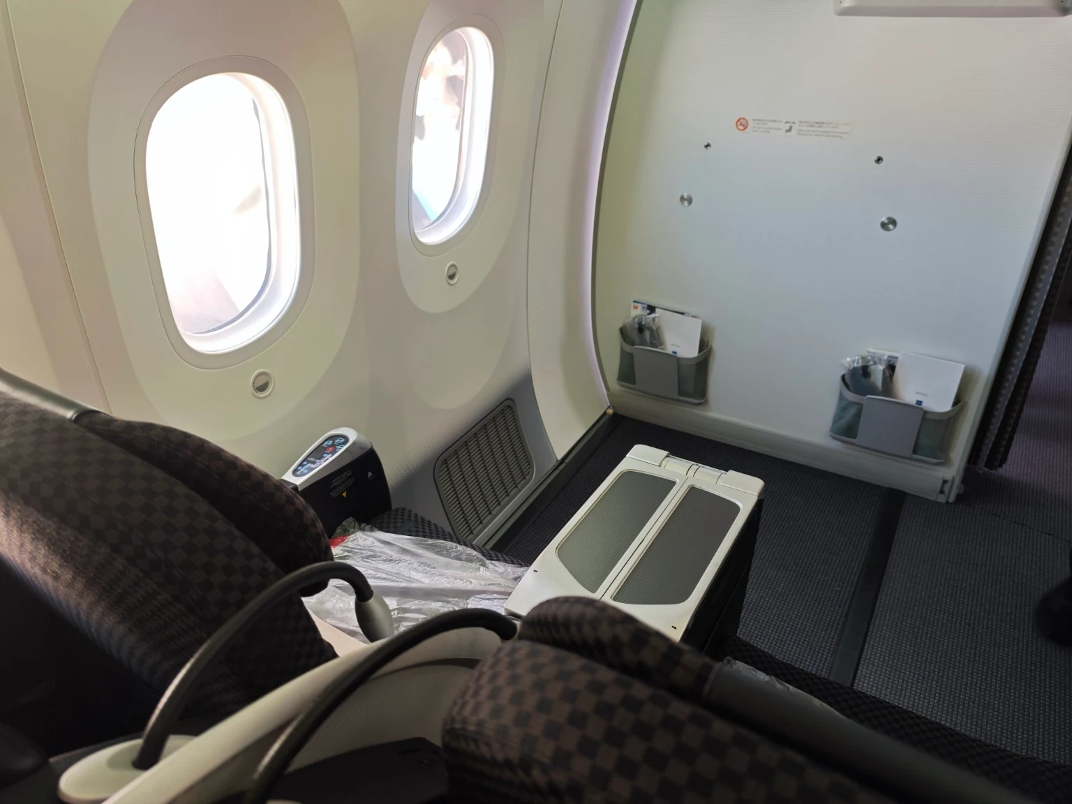 JAL SHELL FLAT NEOの窓側座席と足元