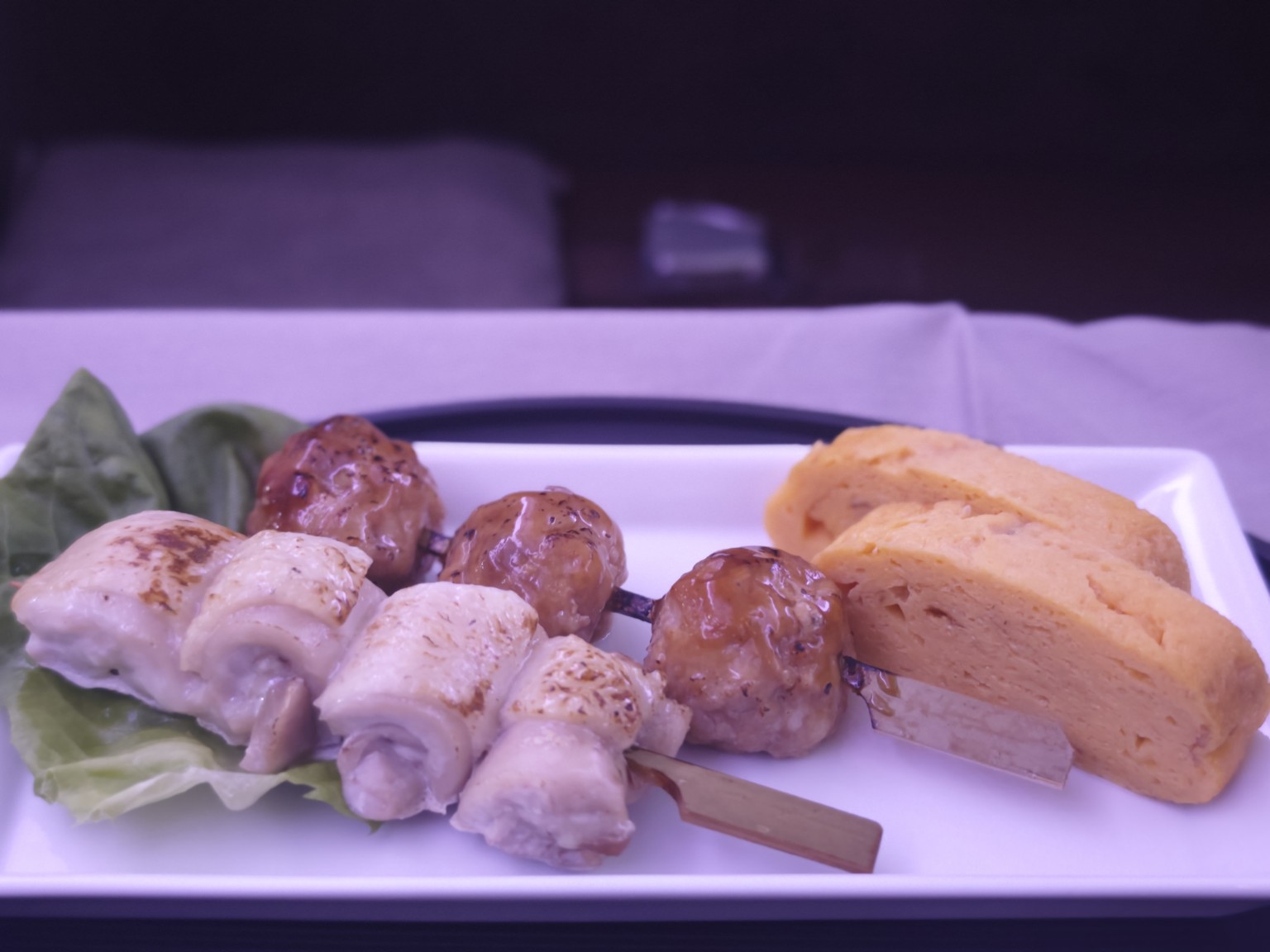 機内で撮影した軽食のプレート