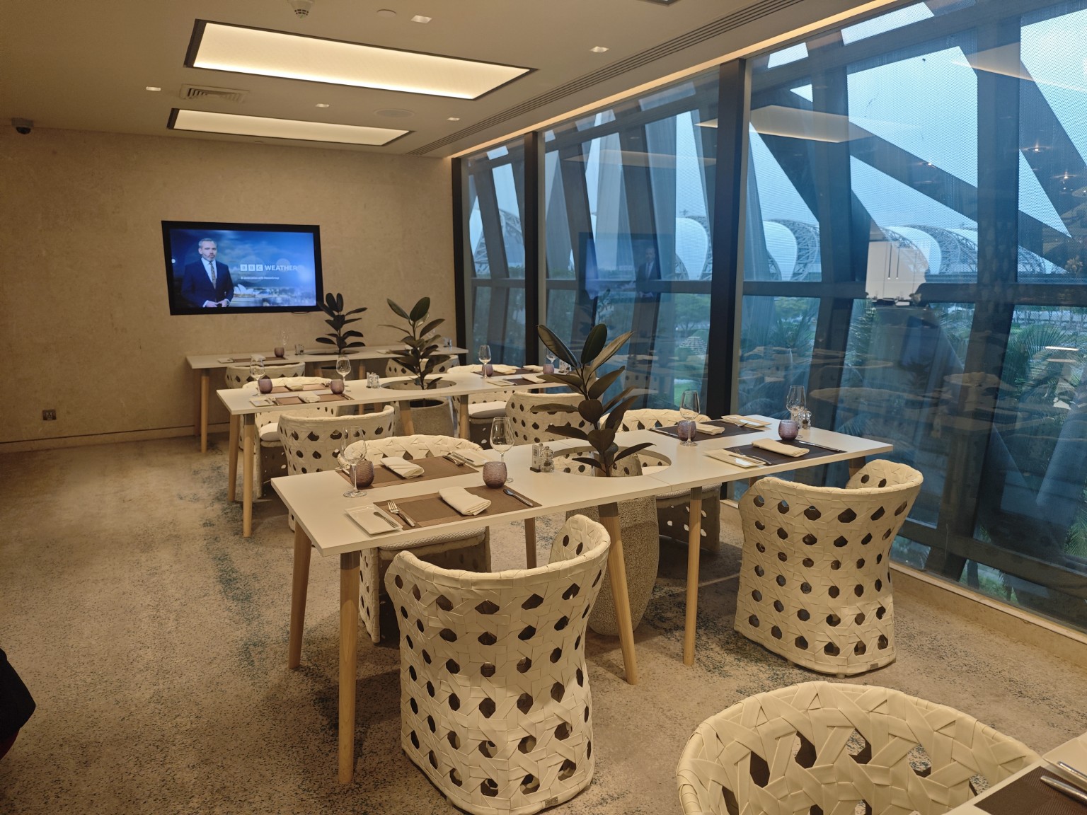 Qatar Airways Premium Loungeのダイニング席