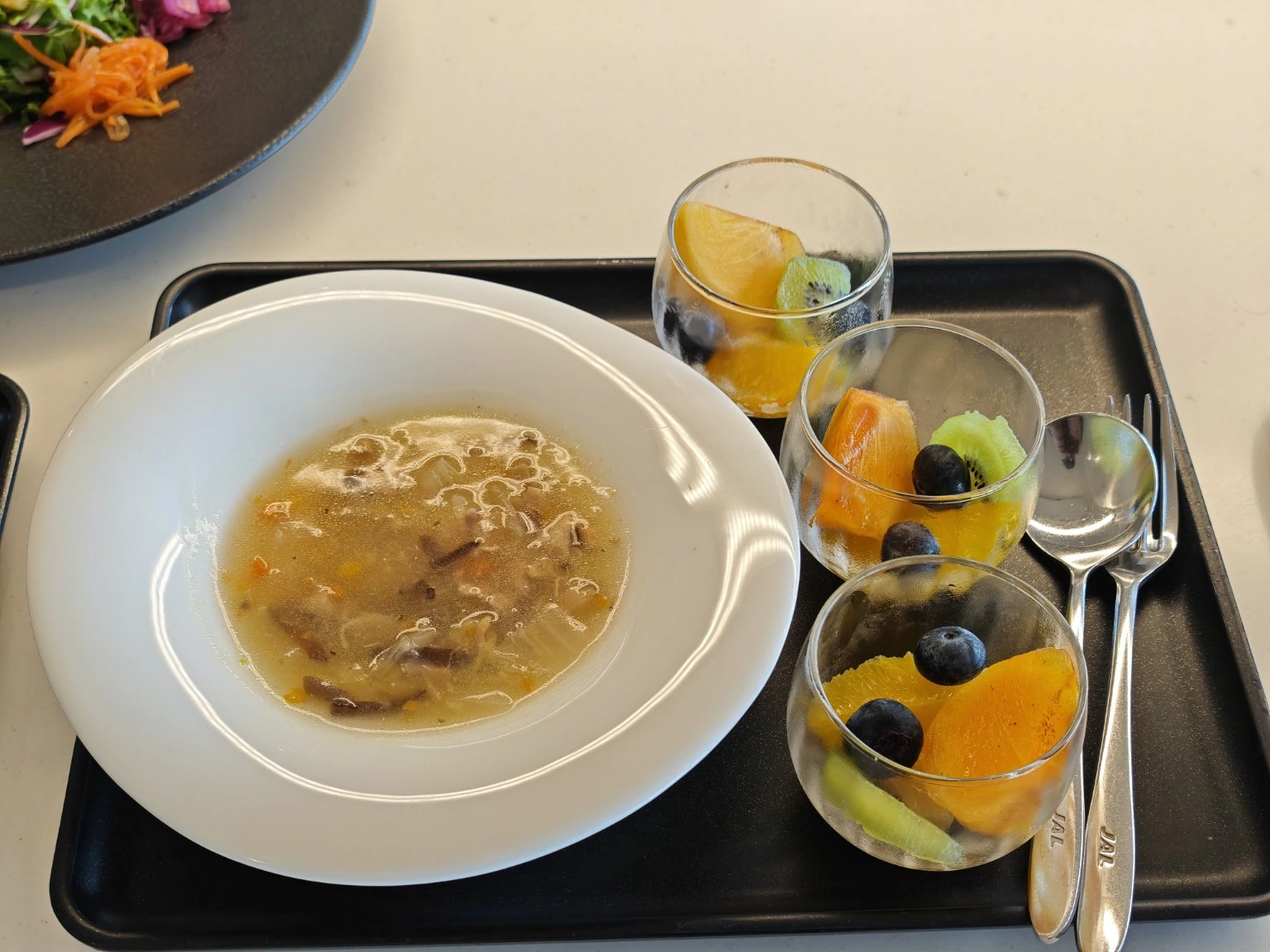 寿司のほかに、スープとフルーツもいただきました。