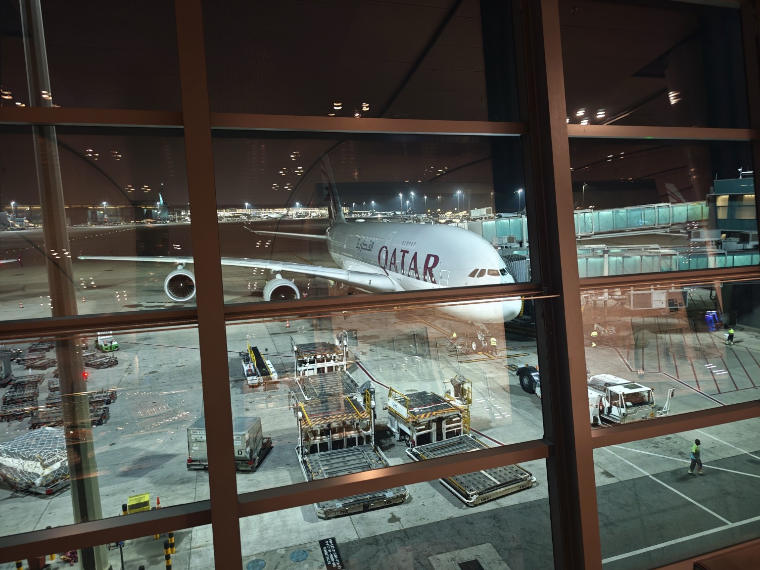 ドーハ出発前に窓越しに見たカタール航空A380