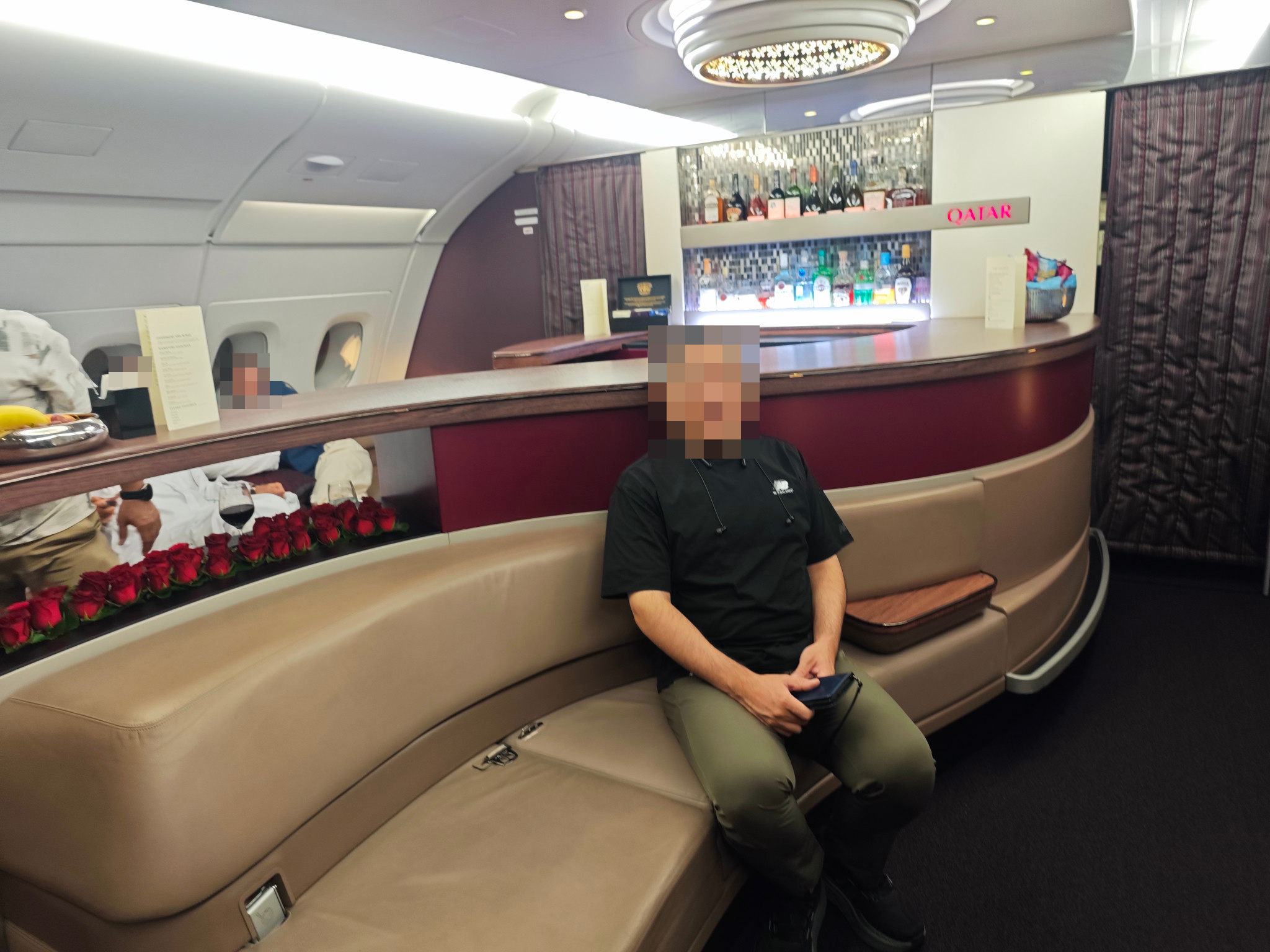 QR836のA380機内ラウンジ。写真に写る顔にはモザイク処理をしています。