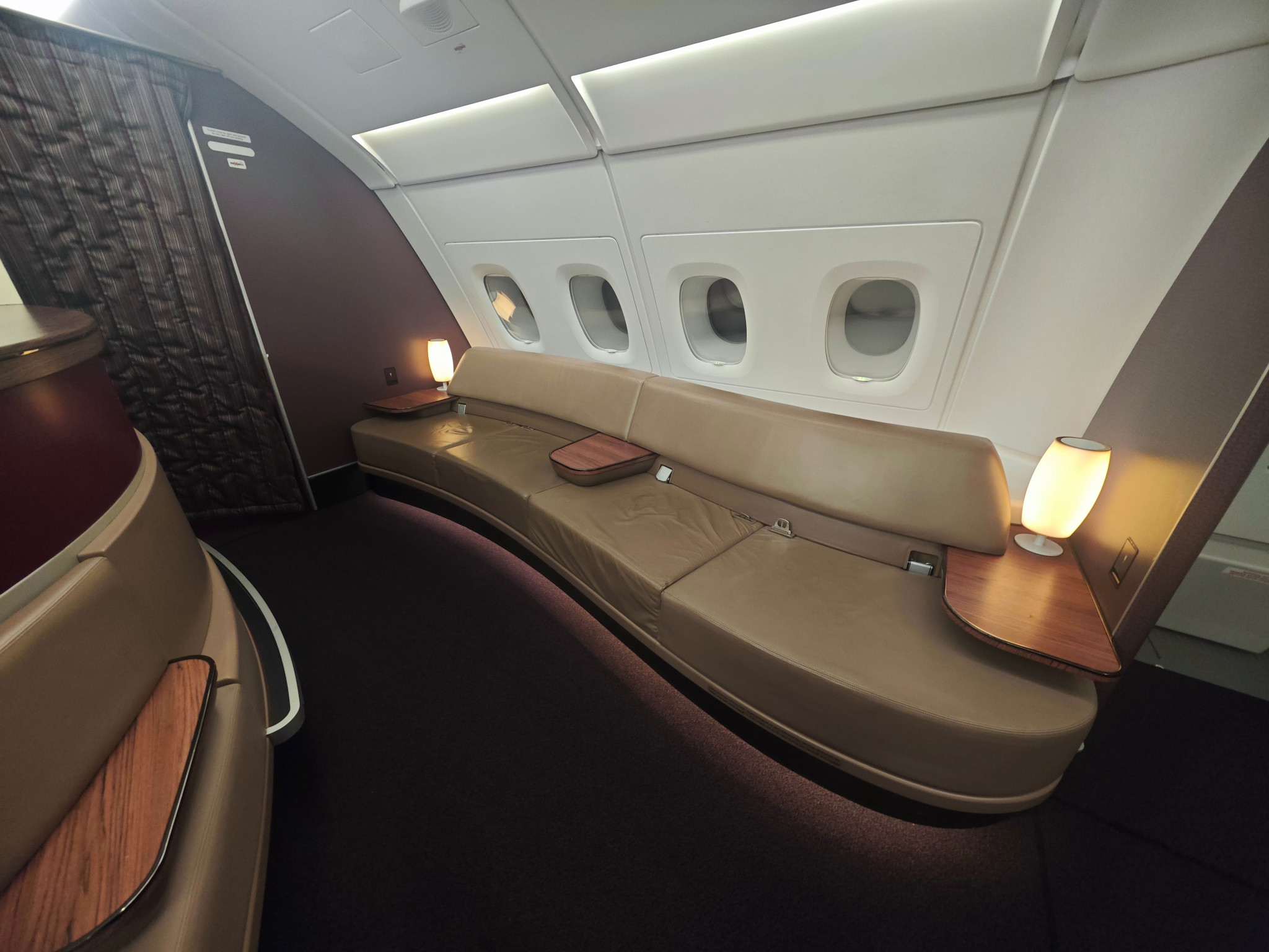 A380機内ラウンジのソファ席。