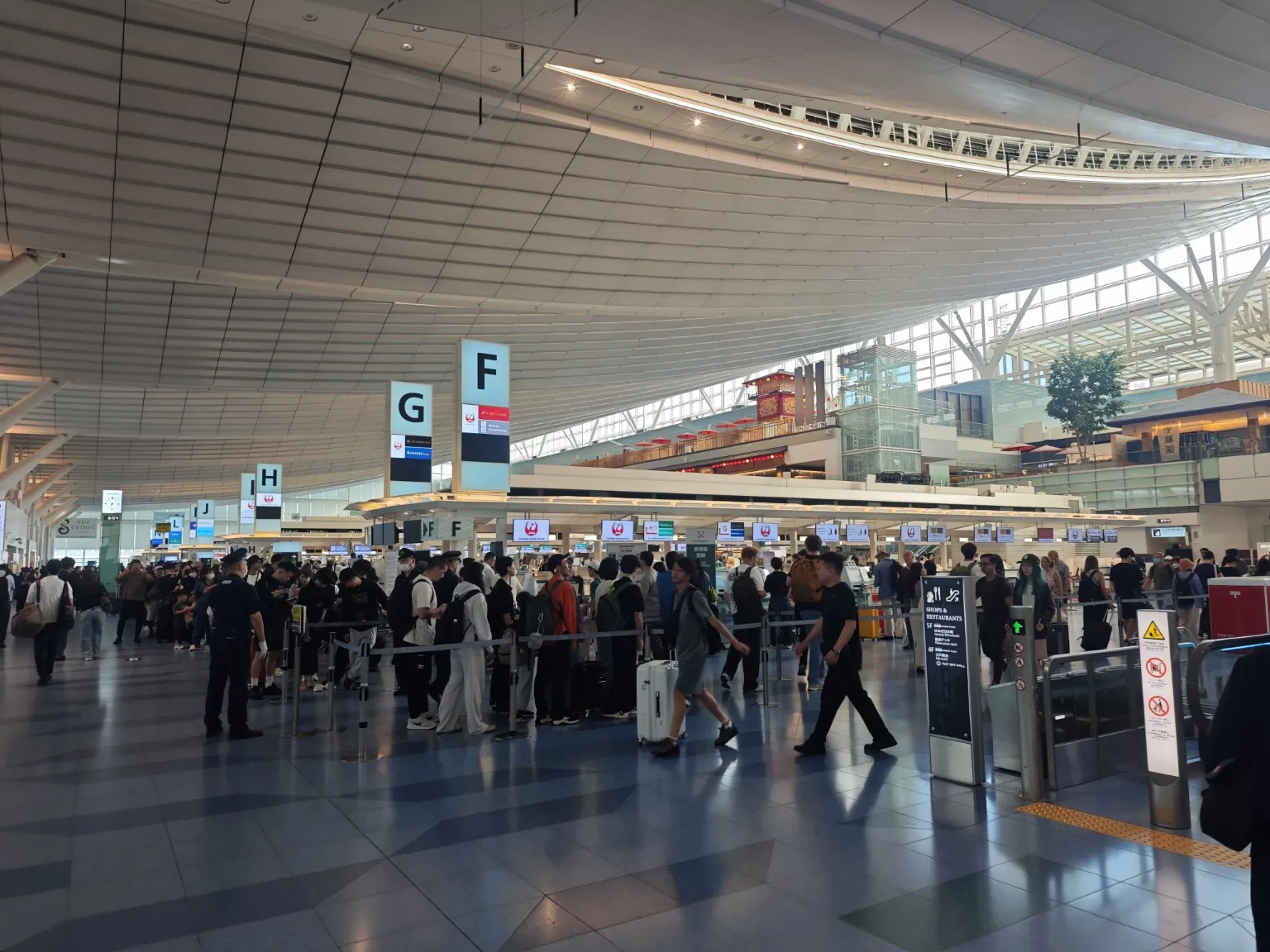 朝の羽田空港第3ターミナル出発ロビー