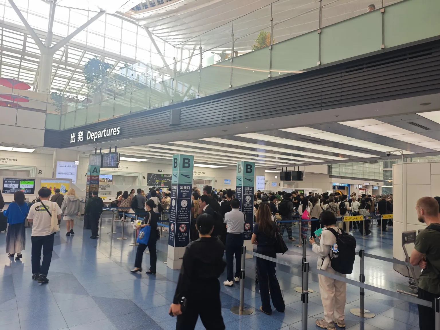 出発口周辺。朝の時間帯はかなり混雑していた