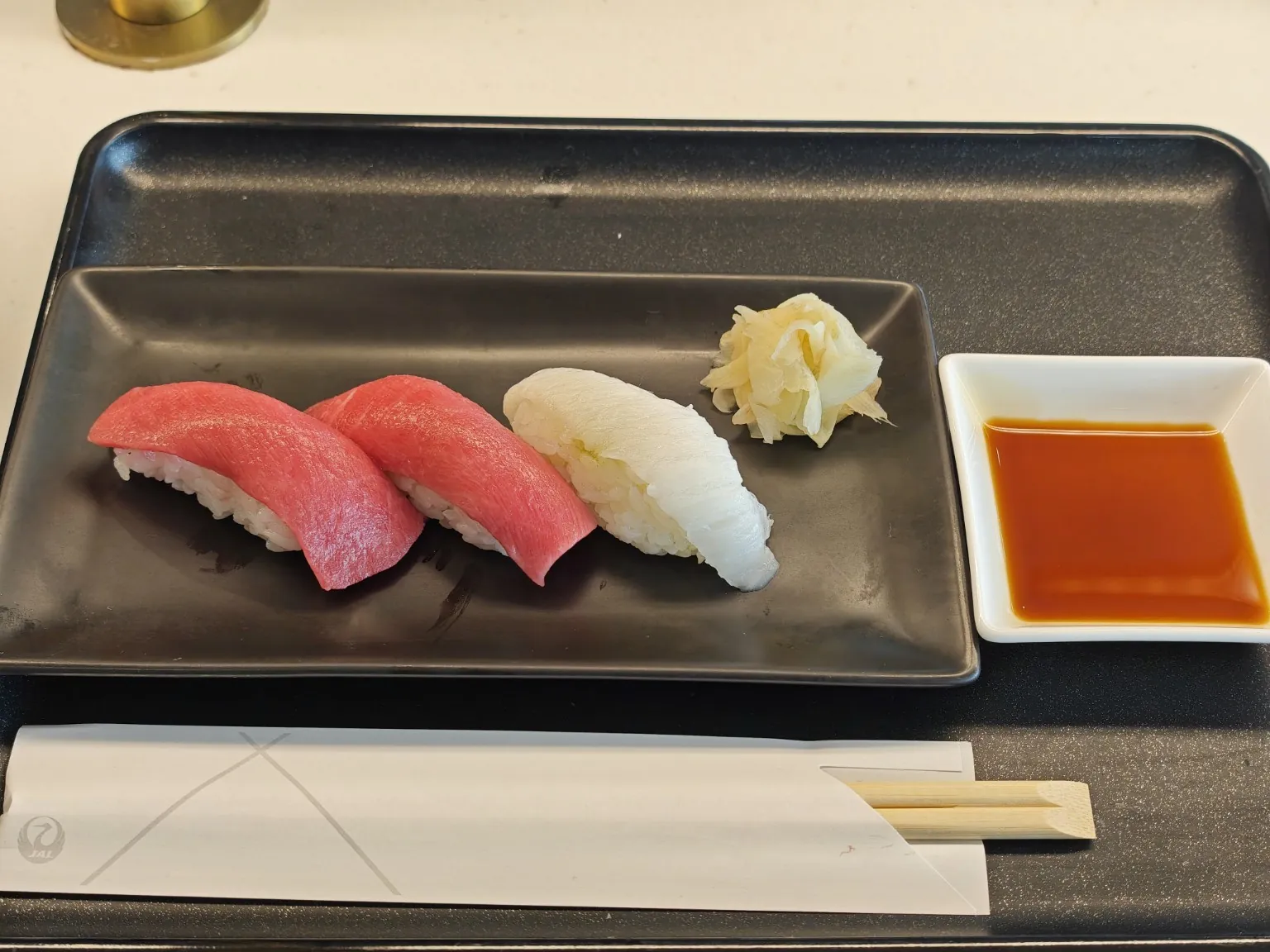 ラウンジでいただいた寿司。まぐろとカレイ縁側