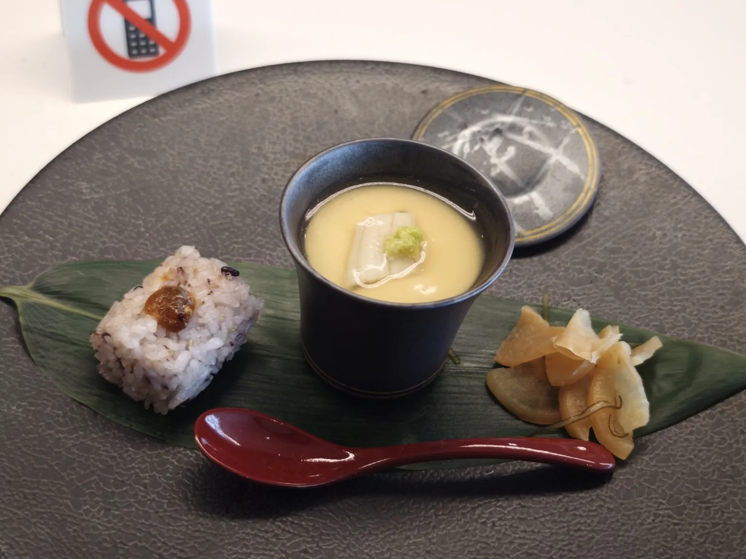 ラウンジでいただいた茶碗蒸し
