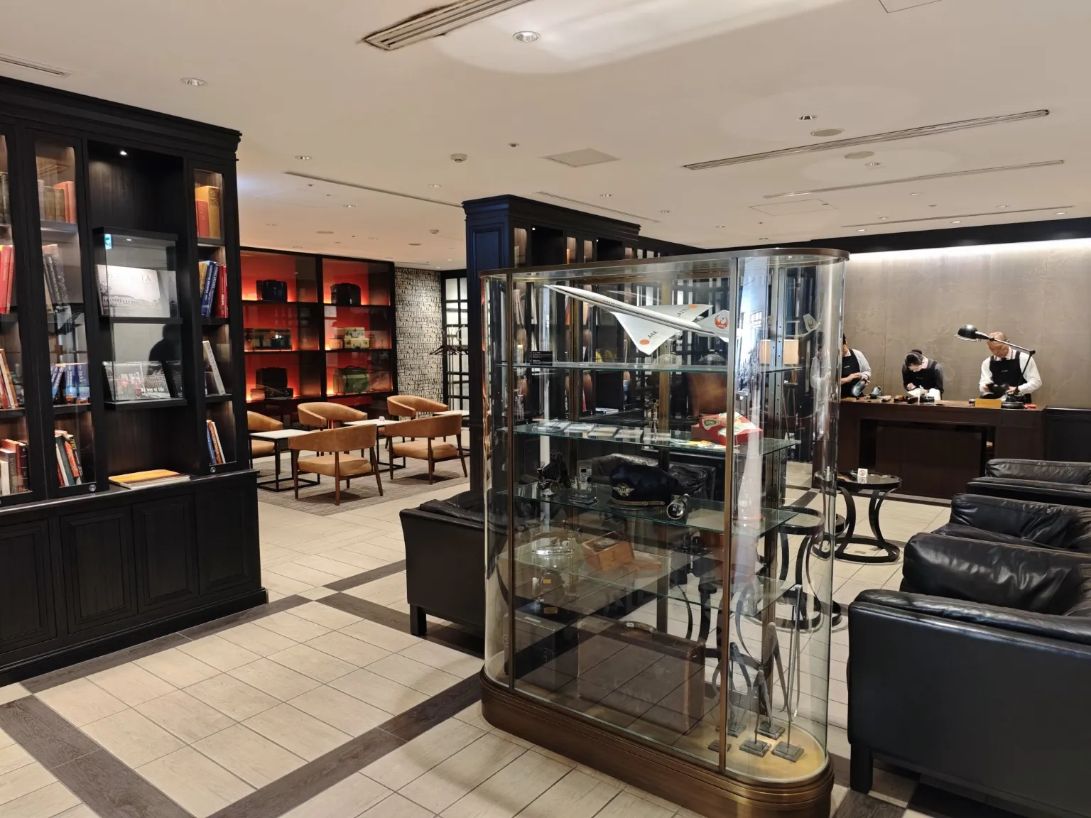 RED SUITE内部。JALのアーカイブ展示が並ぶ