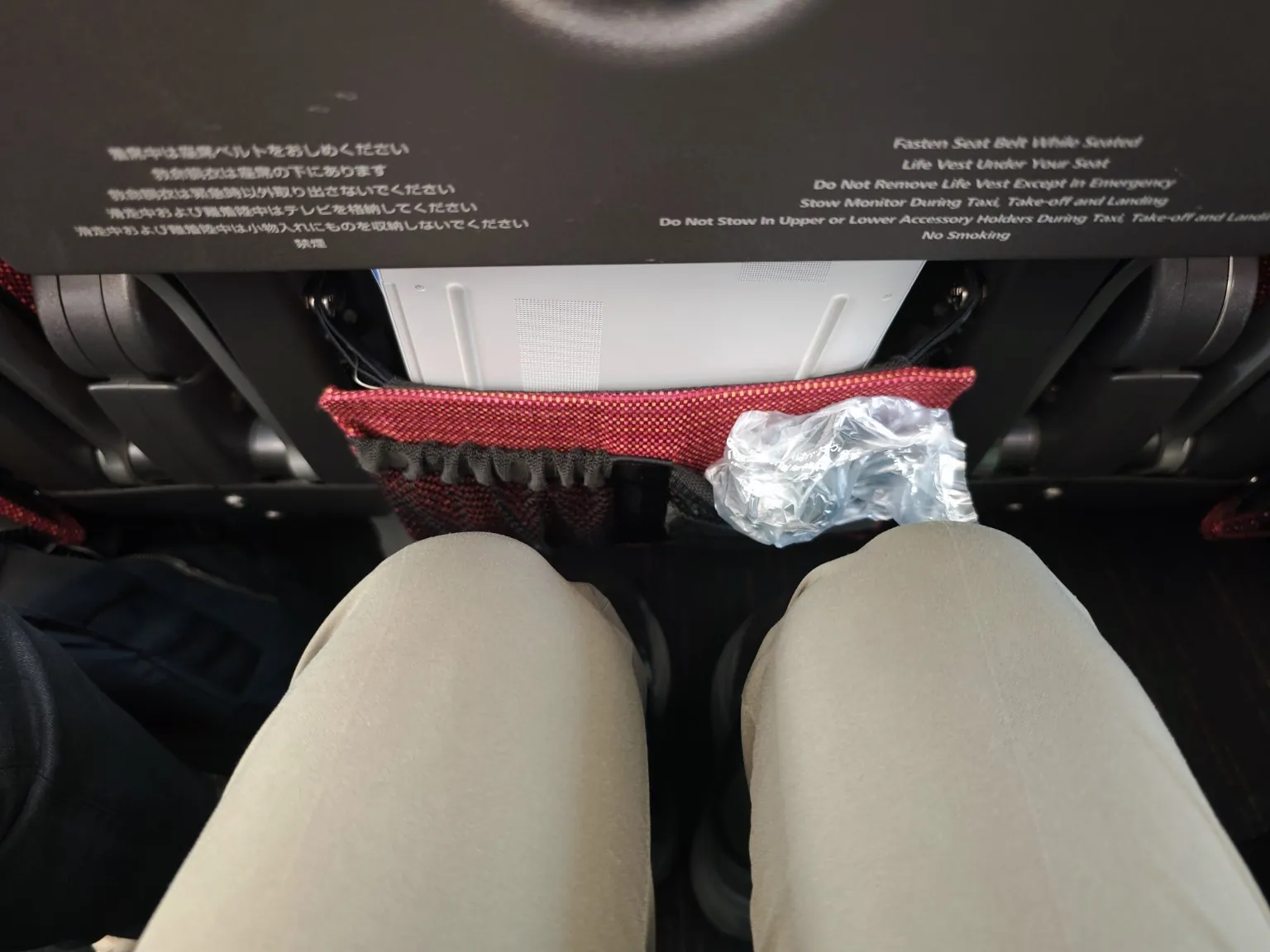 実際に着席したときの足元。膝が前席に当たるほどではない