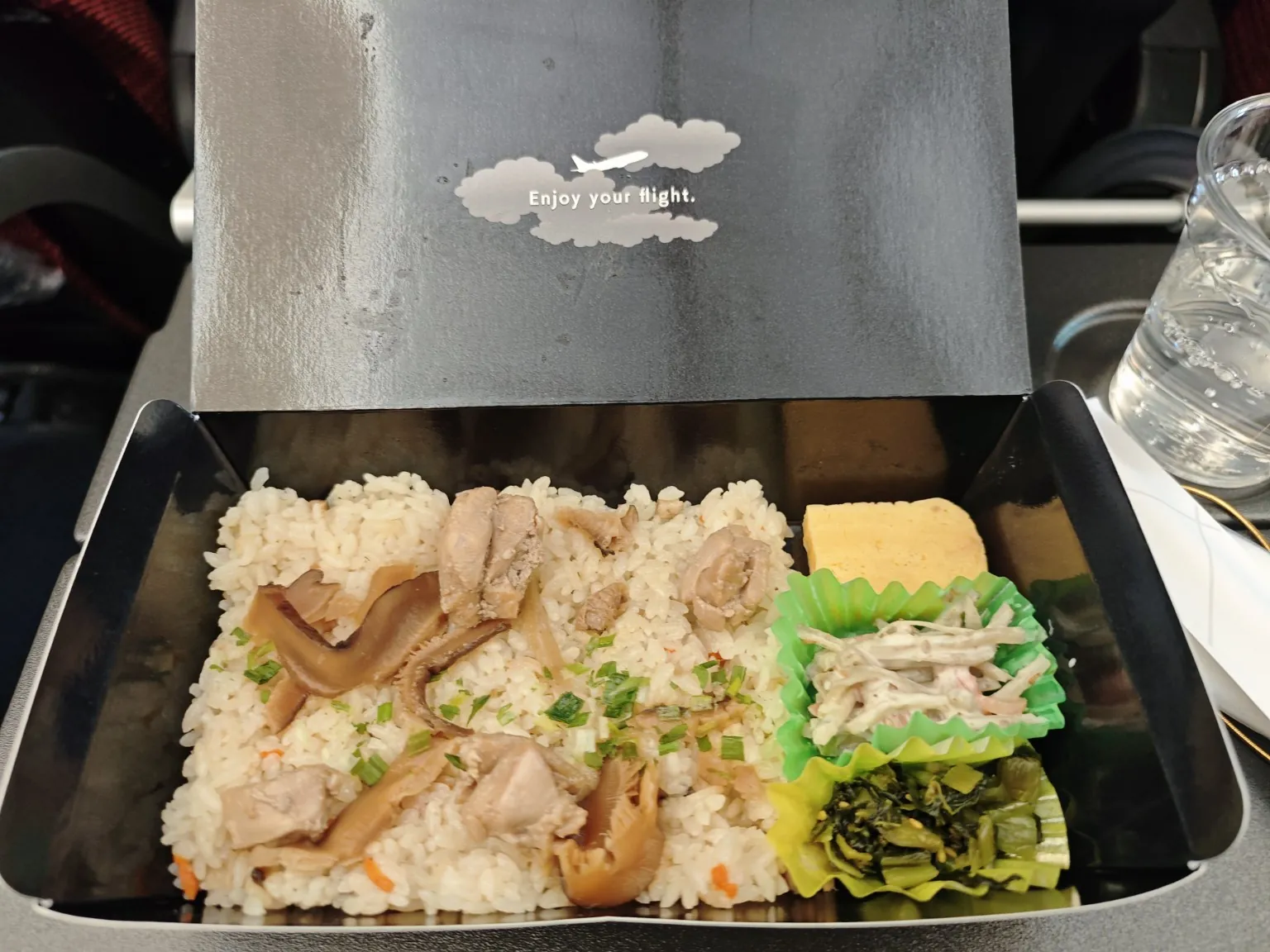 機内食のかしわ飯。鶏肉や副菜を合わせた和食