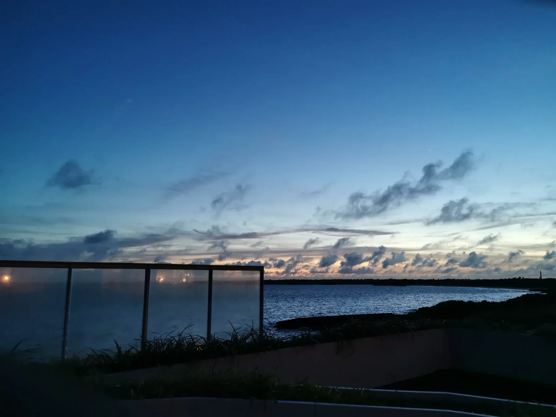 日没前後の海と空