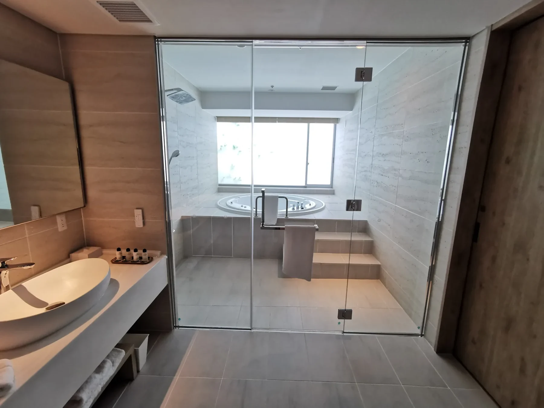 Miyako Garden Suiteの広いBathroom。奥にジャグジーが見える