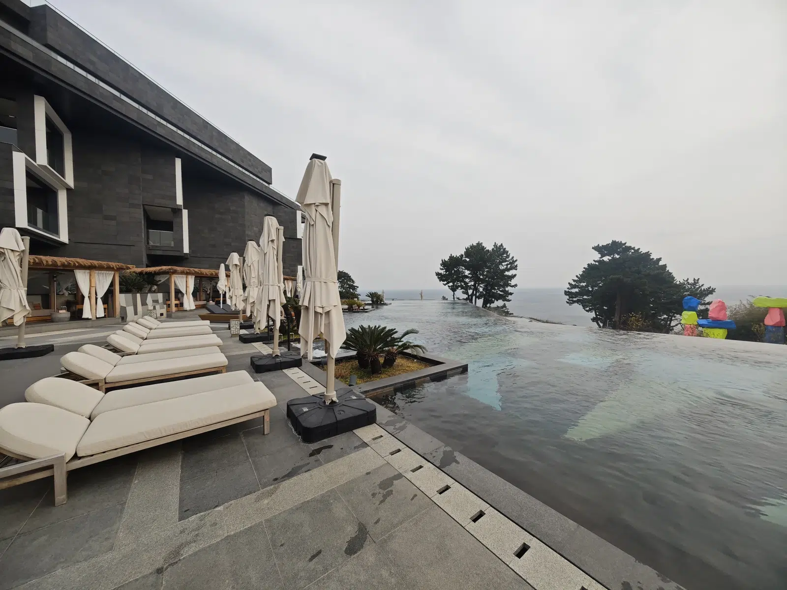 海とつながるような屋外Poolの景観。