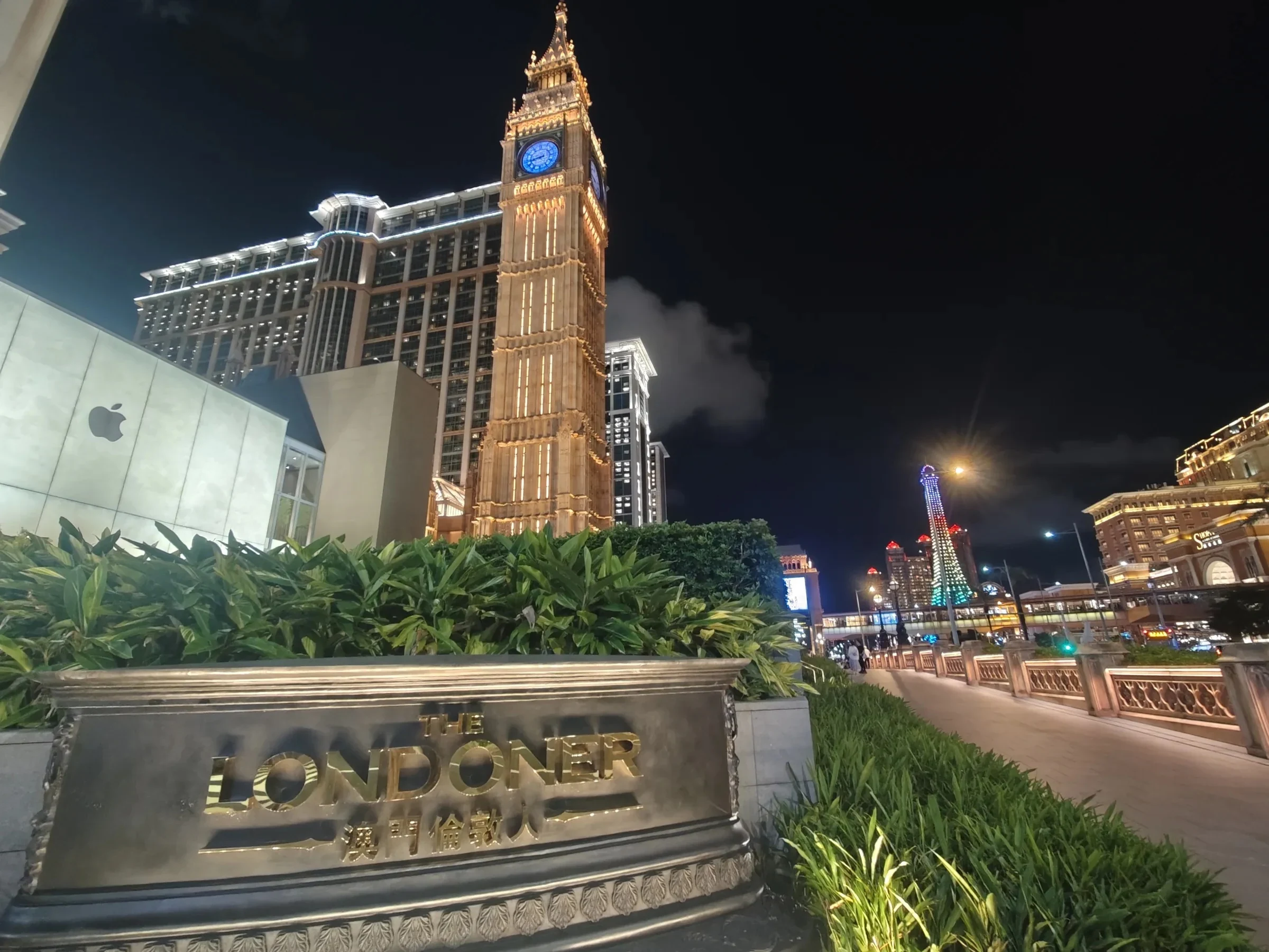 Londoner Grand周辺の夜景。The Londonerのサインと時計塔