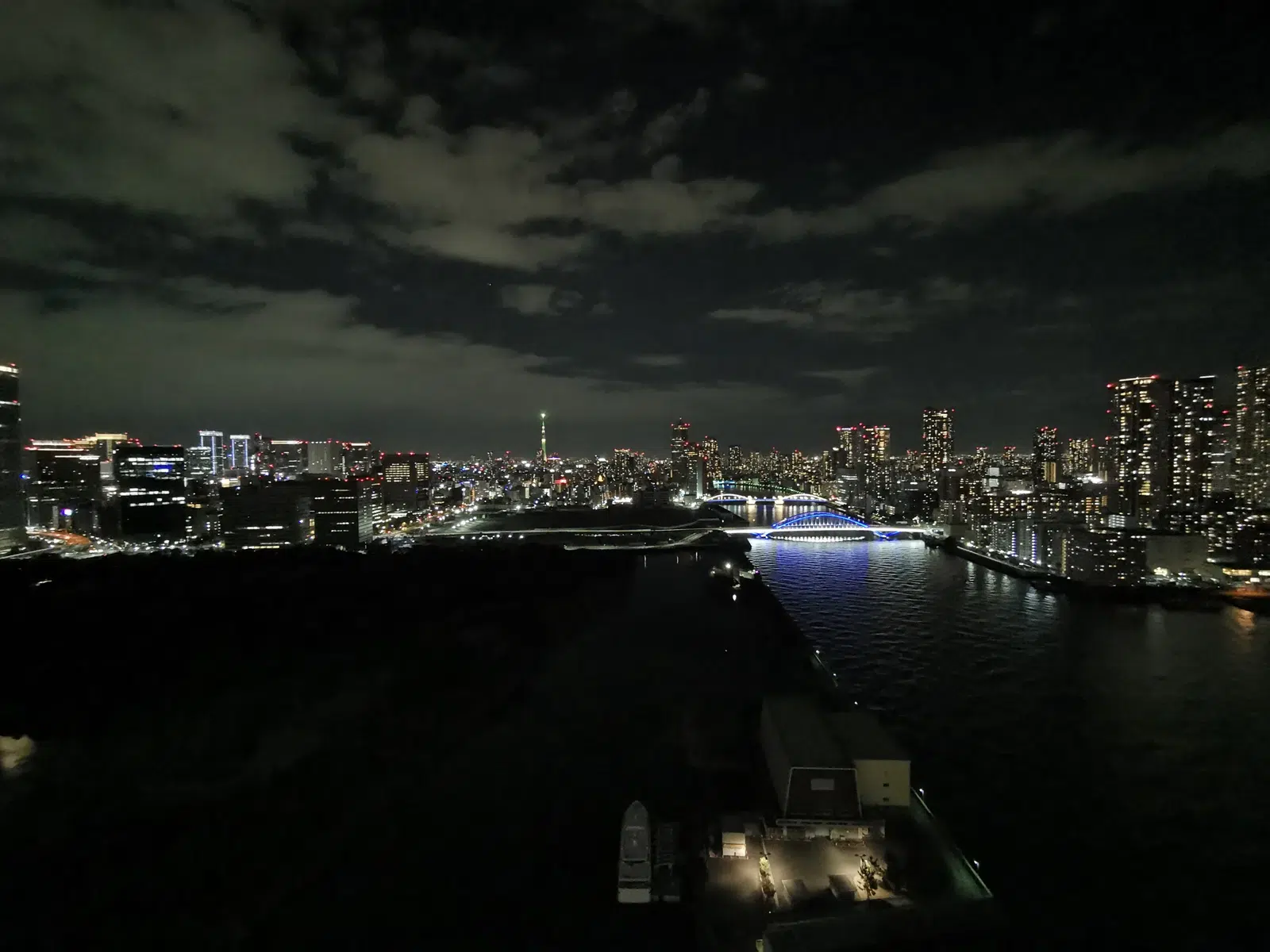 客室からの夜景。夜のHotel体験もメズムの魅力。