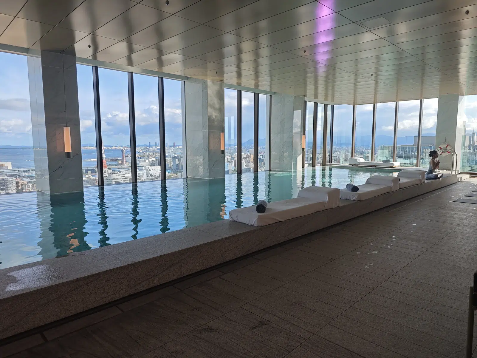 屋内プールの一例。