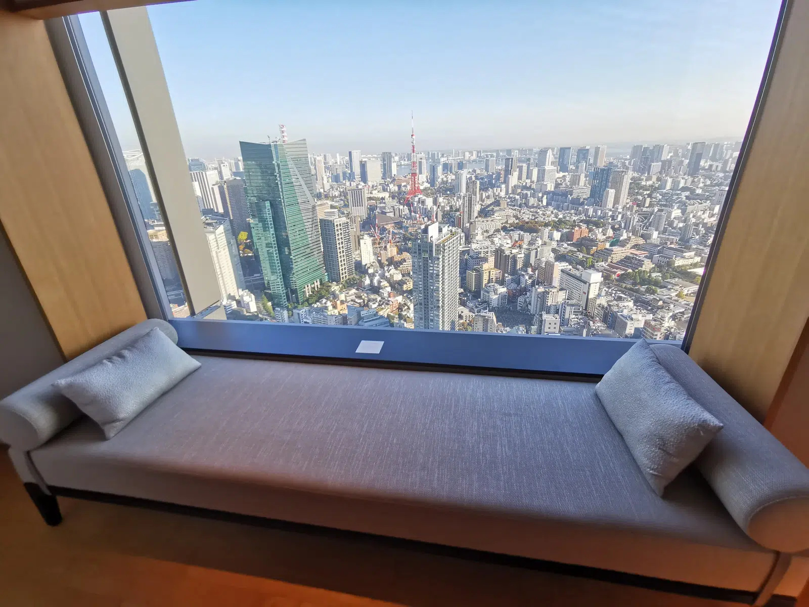 窓際の座面と東京の眺望。