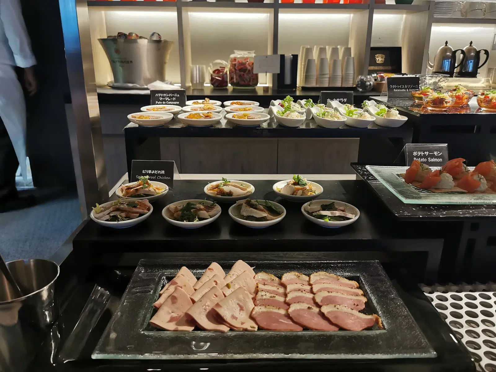 ビュッフェの冷菜・サラダ周辺。