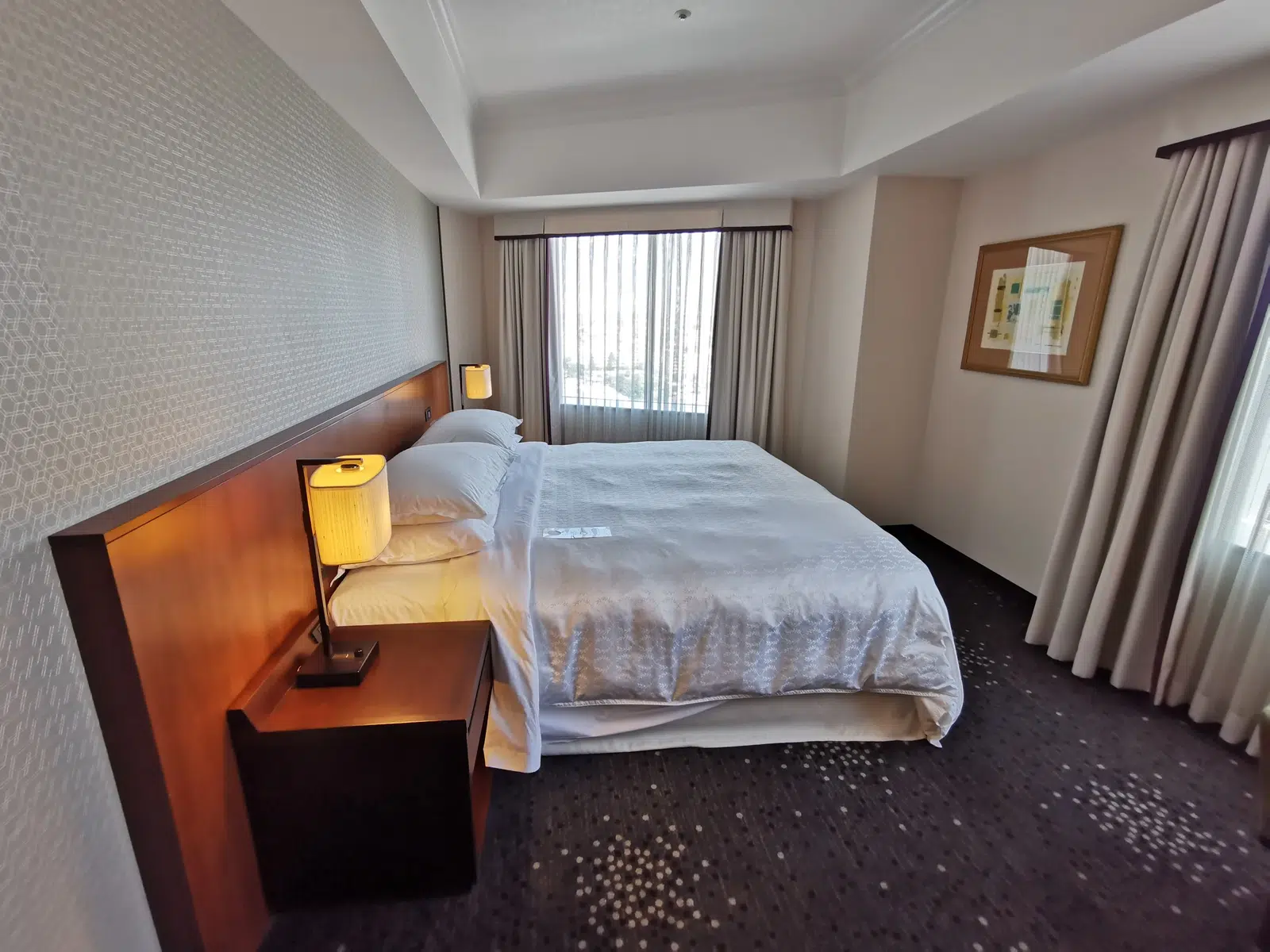 別Stayの客室。ベッド周りの実際の広さが分かる一枚。
