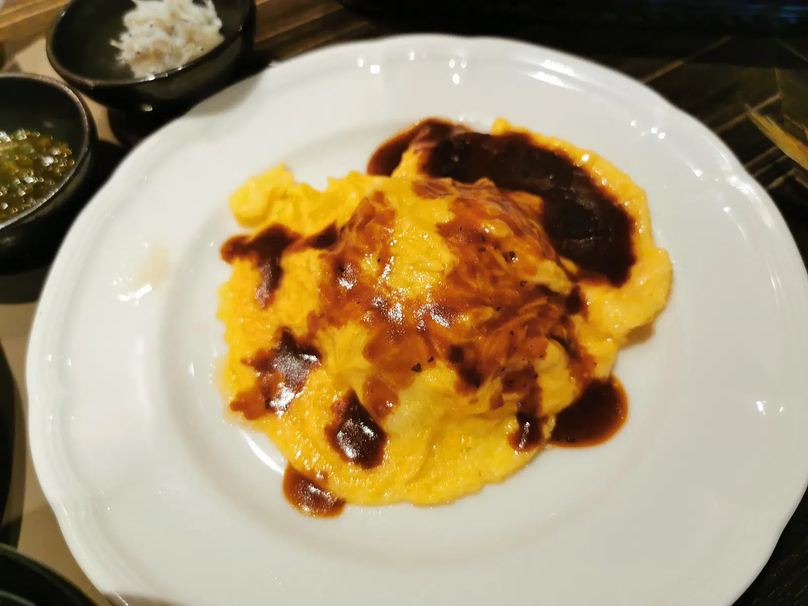 朝食の温かい料理の一例。
