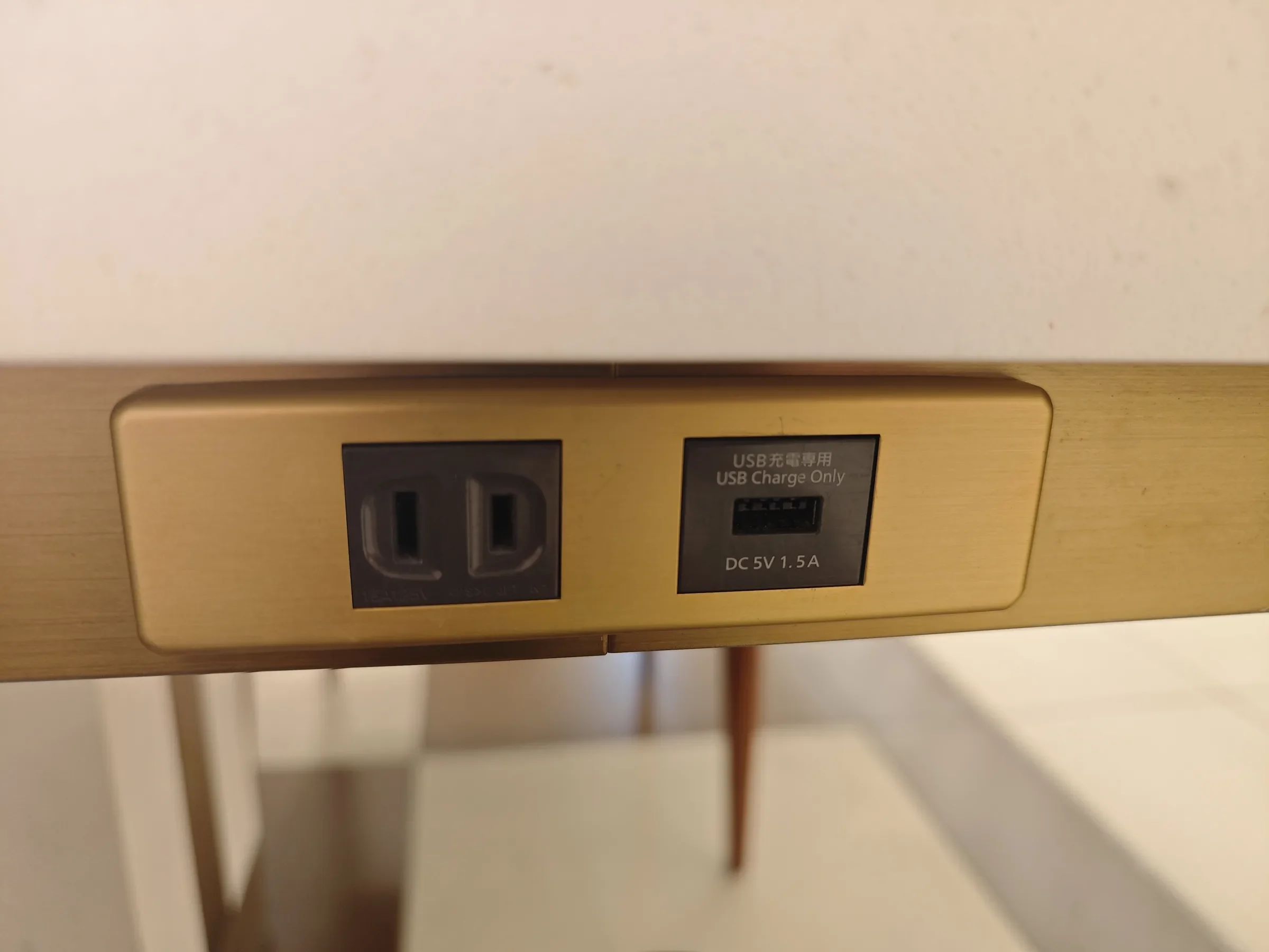 席周辺のAタイプコンセントとUSB