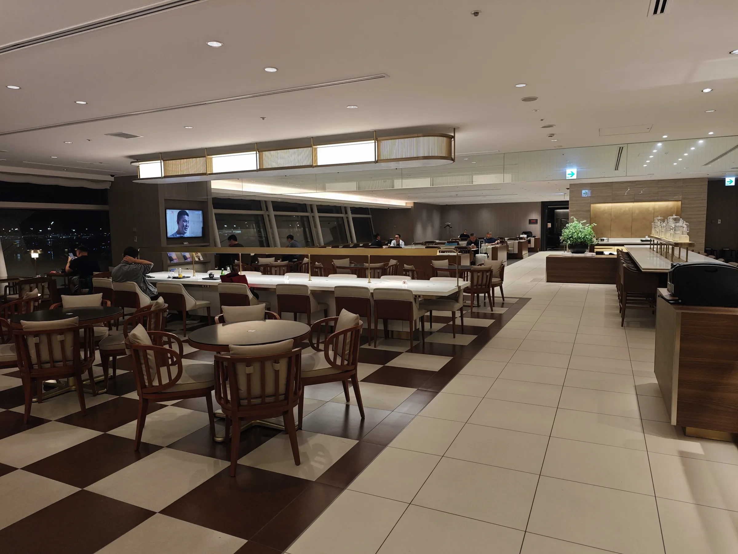 深夜帯のJAL First Class Lounge