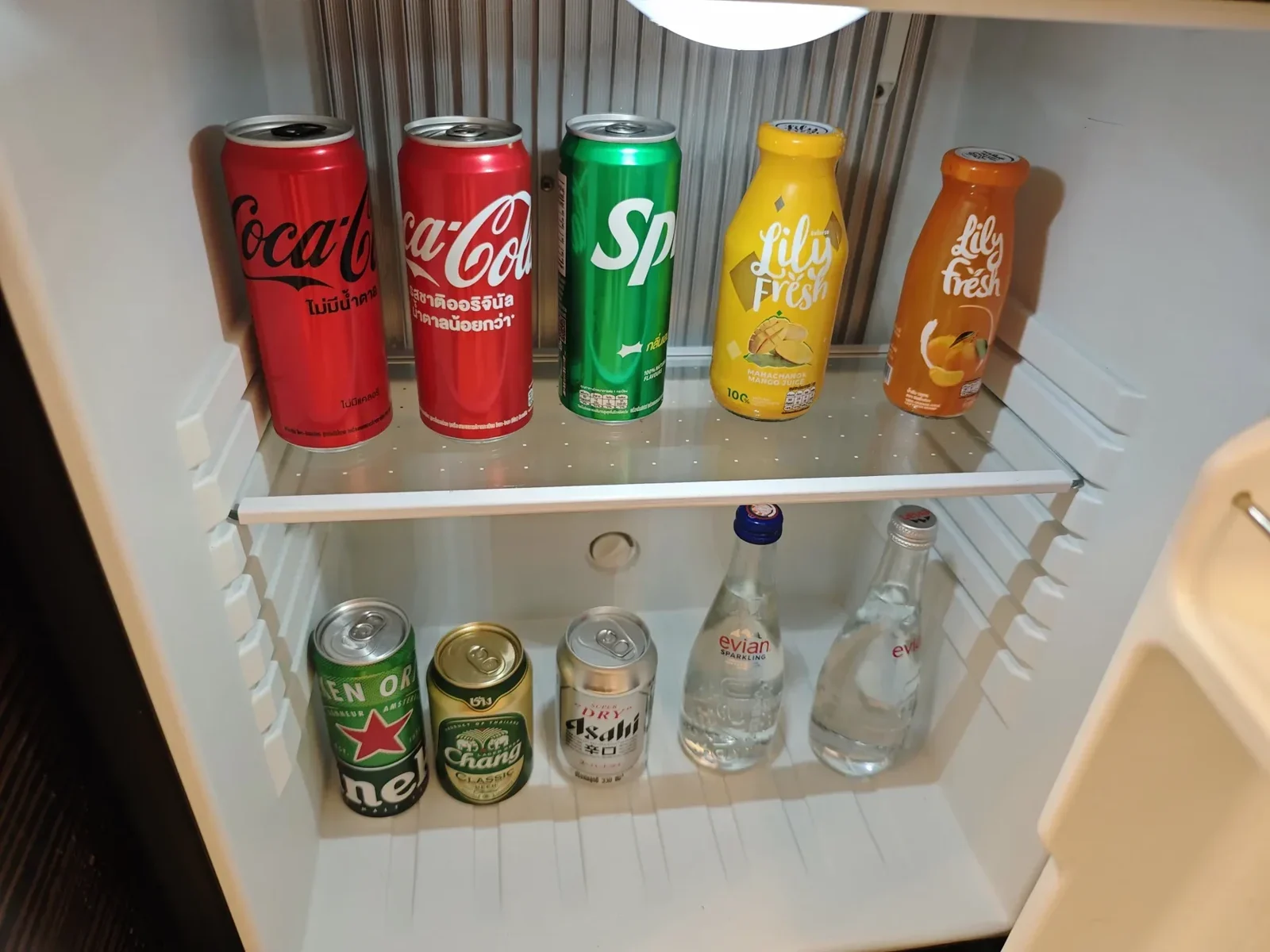 ミニバー。既存のドリンクを少し移動させれば、スペースを確保しやすい