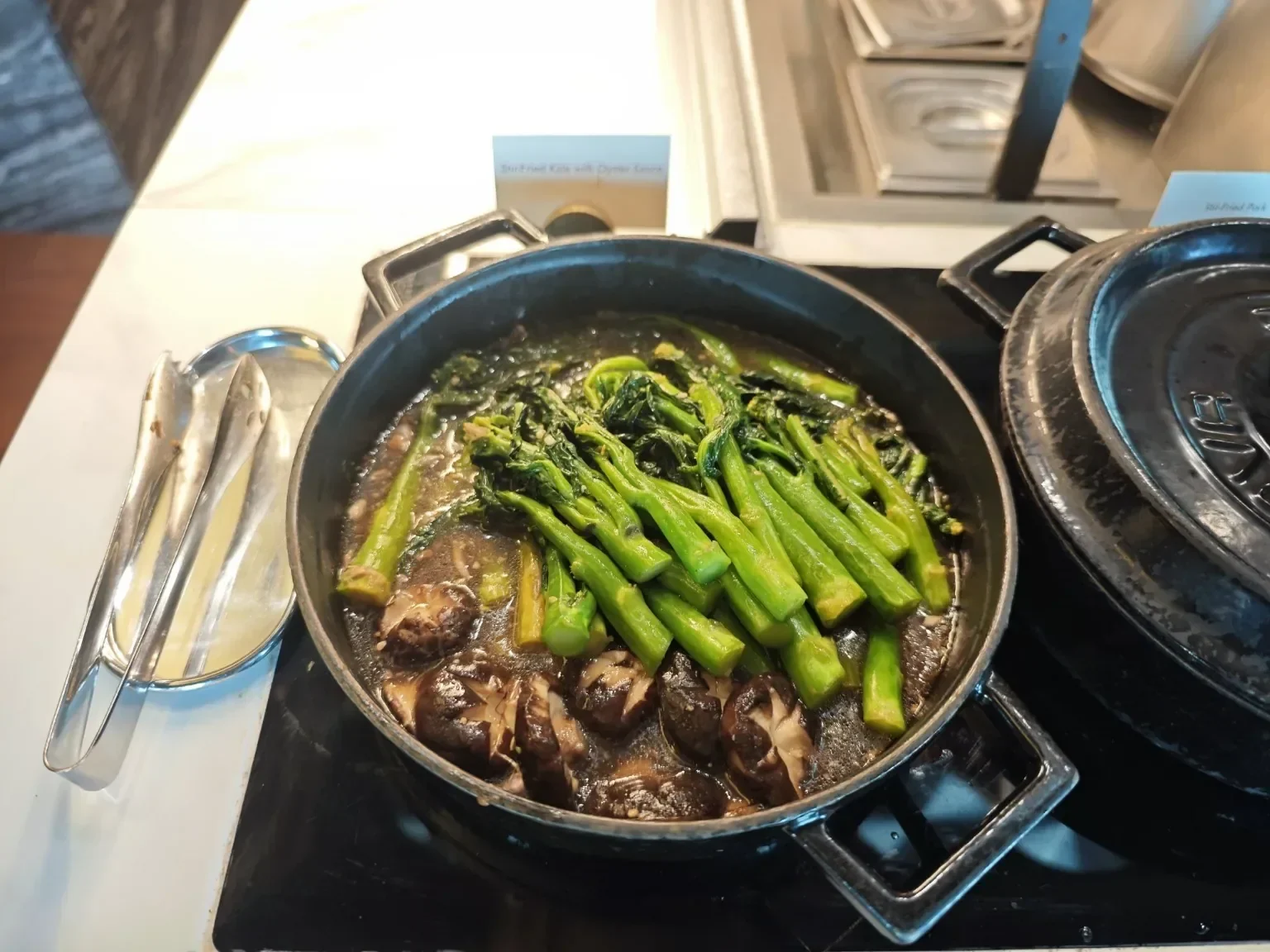 朝食の温かい野菜料理