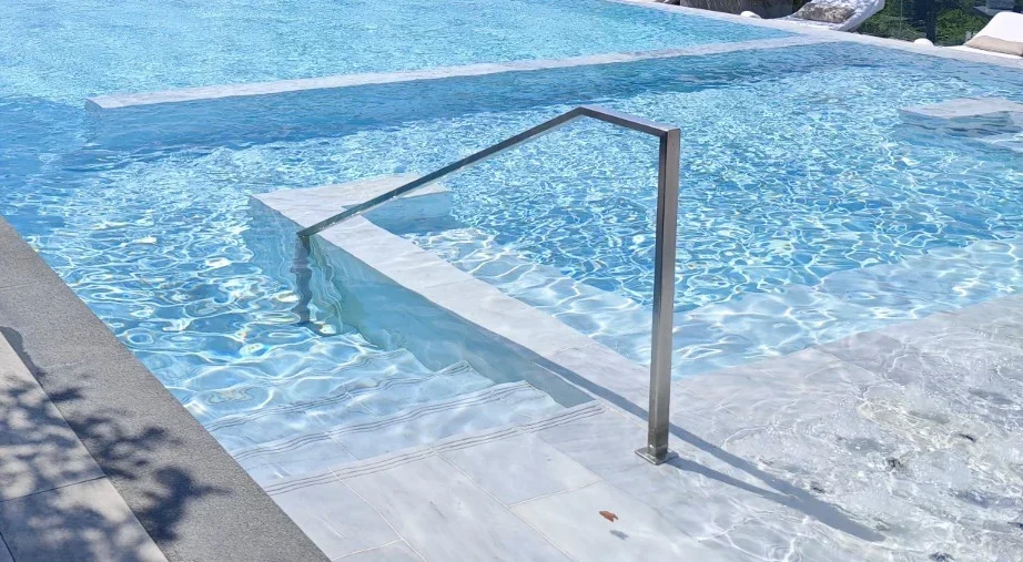 屋外プールの水面と入水用ステップ