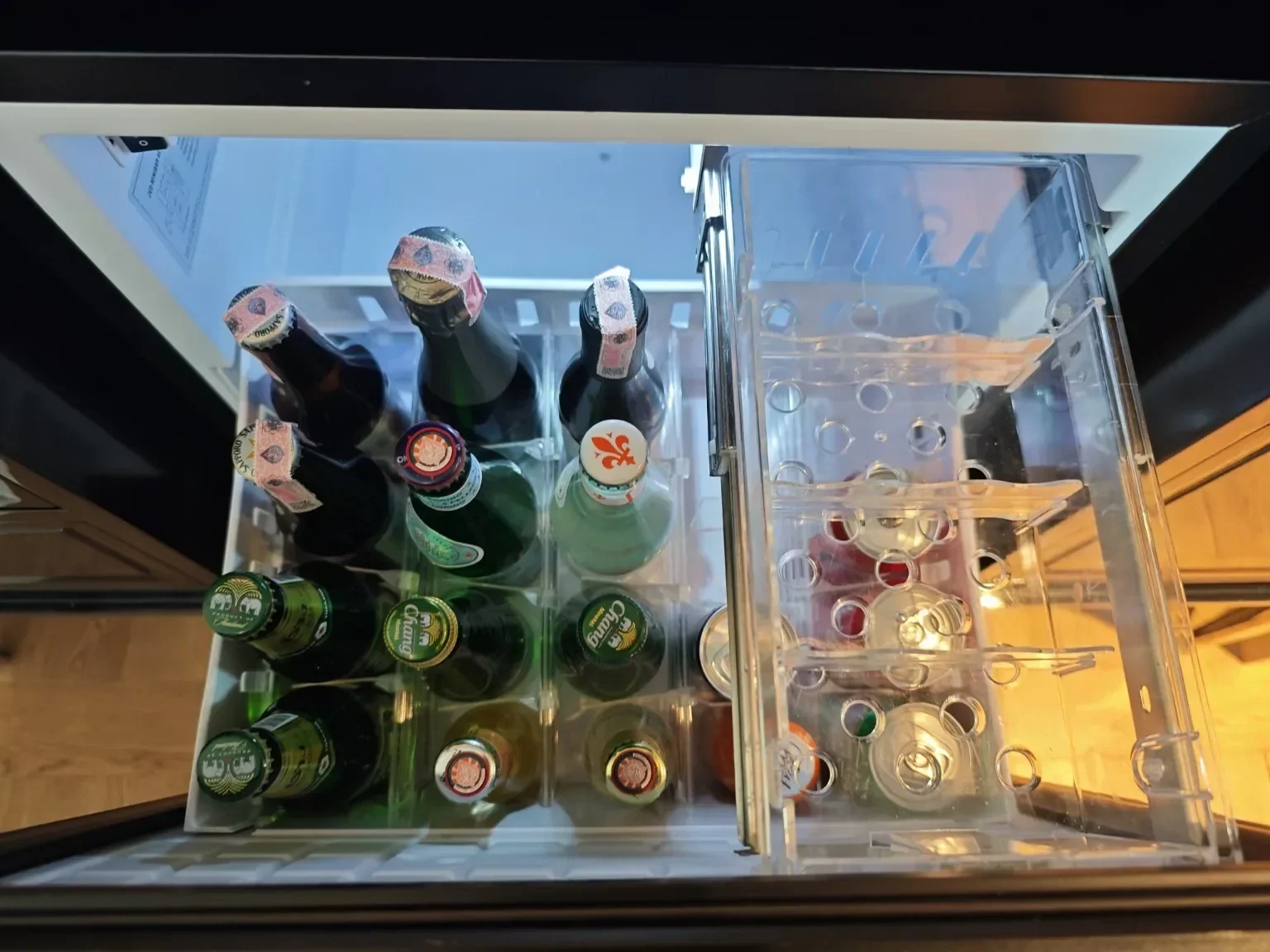 飲み物が入ったミニバー